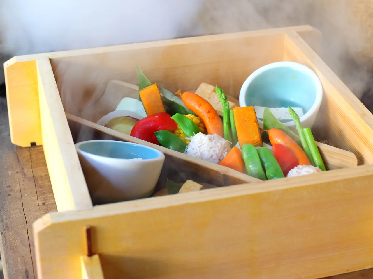 温泉の蒸気で蒸し上げる彩り野菜